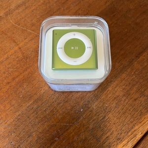 NIB iPod shuffle / green / 2 GB